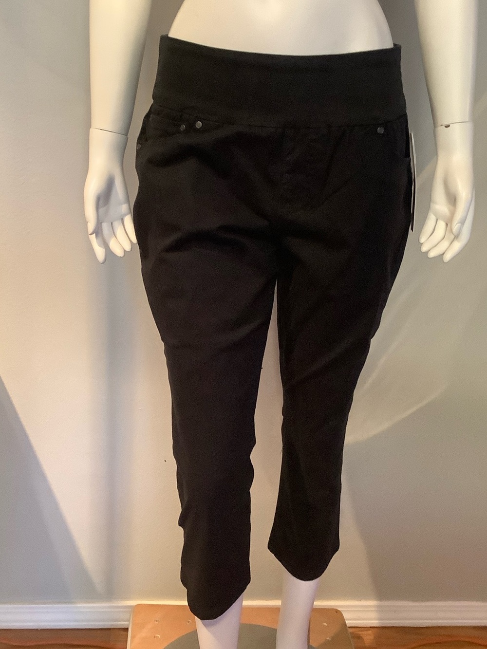 NWT JAG Capri Pants